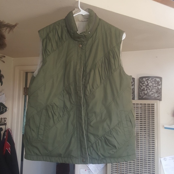 Vest reversible Green/Khaki  w/zip out hood - Picture 1 of 3